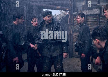 DATE DE SORTIE: 28 octobre 2022. TITRE : tout est calme sur le Wester Front. STUDIO: Netflix. DIRECTEUR: Edward Berger. COMPLOT : expériences terrifiantes et détresse d'un jeune soldat allemand sur le front occidental pendant la première Guerre mondiale AVEC: FELIX KAMMERER comme Paul Baumer. (Image de crédit : © Netflix/Entertainment Pictures) Banque D'Images