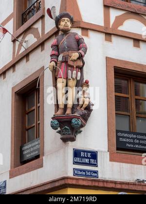 Coin de la maison à colombages avec les figures sculptées de Guillaume Tell (Guillaume Tell) dans la rue Guillaume Tell), Mulhouse, Mulhouse, Grand est Banque D'Images