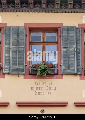 L'ancienne indication du nom de la maison visible sur la façade de l'édifice attaché comme une représentation picturale sous forme de signes de la maison Banque D'Images