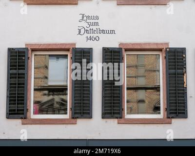 L'ancienne indication du nom de la maison visible sur la façade de l'édifice attaché comme une représentation picturale sous forme de signes de la maison Banque D'Images