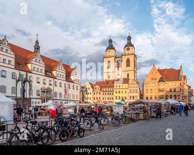 Place du marché de Wittenberg, sur la gauche, à l'hôtel de ville de Wittenberg et sur la droite, église-mère de la réforme, ville de Luther Banque D'Images