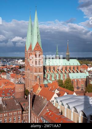 Panorama de la ville depuis la plate-forme d'observation de l'église protestante de Saint Pierre à Luebeck en direction de l'église protestante de Saint Marie, UNESCO monde Banque D'Images