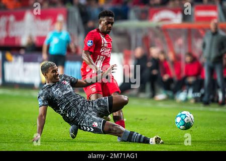 ENSCHEDE - (lr) Miguel Araujo du FC Emmen, Virgile Misidjan du FC Twente pendant le match de première ligue néerlandais entre le FC Twente et le FC Emmen au Stadion de Grolsch Veste on 6 janvier 2023 à Enschede, pays-Bas. ANP COR LASKER Banque D'Images