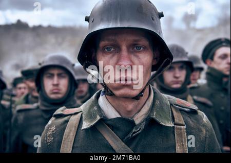 DATE DE SORTIE: 28 octobre 2022. TITRE : tout est calme sur le Wester Front. STUDIO: Netflix. DIRECTEUR: Edward Berger. COMPLOT : expériences terrifiantes et détresse d'un jeune soldat allemand sur le front occidental pendant la première Guerre mondiale AVEC: FELIX KAMMERER comme Paul Baumer. (Image de crédit : © Netflix/Entertainment Pictures) Banque D'Images