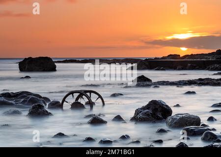 Old Chaldron Wagon Wheels on the Chemical Beach à Sunrise, Durham Heritage Coast, Seaham, comté de Durham, Royaume-Uni Banque D'Images