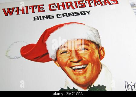 Viersen, Allemagne - 9 mai. 2022: Gros plan de la couverture de disque vinyle Bing Crosby chanson blanche de noël Banque D'Images