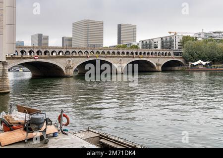 Pont de Bercy route combinée et pont ferroviaire traversant la Seine, Paris, France Banque D'Images