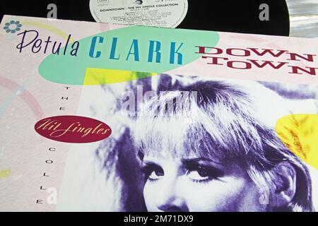 Viersen, Allemagne - 9 mai. 2022: Gros plan de la couverture en vinyle de la chanteuse pop britannique Petula Clark, Downtown hits album Banque D'Images