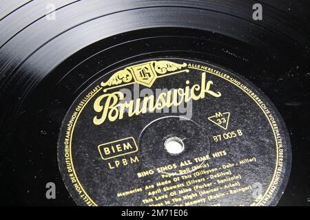 Viersen, Allemagne - 9 mai. 2022: Gros plan de l'ancien disque en vinyle poussiéreux avec l'étiquette des disques brunswick Banque D'Images