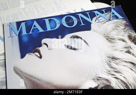 Viersen, Allemagne - 9 mai. 2022: Gros plan de la chanteuse Madonna vinyle disque couverture True Blue album de 1986 Banque D'Images