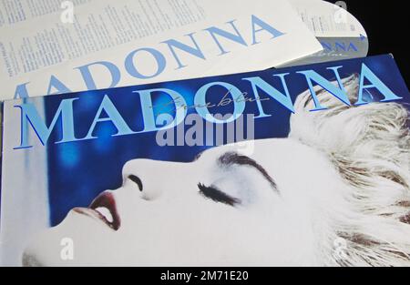 Viersen, Allemagne - 9 mai. 2022: Gros plan de la chanteuse Madonna vinyle disque couverture True Blue album de 1986 Banque D'Images