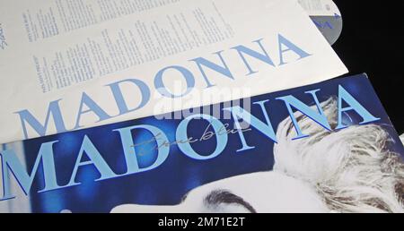 Viersen, Allemagne - 9 mai. 2022: Gros plan de la chanteuse Madonna vinyle disque couverture True Blue album de 1986 Banque D'Images