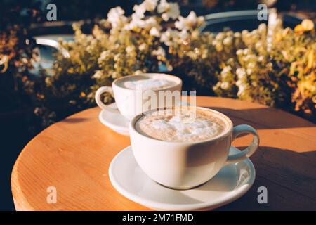 Tasse de cappuccino sur la table en bois. Belle tasse en mousse et céramique Banque D'Images
