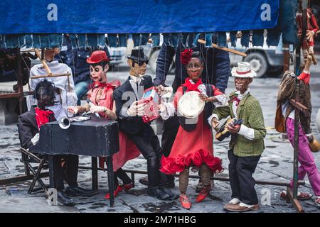 Vue sur le théâtre de spectacles de marionnettes de rue, avec le maître de marionnettes de marionnette tirant les ficelles sur différentes marionnettes Banque D'Images