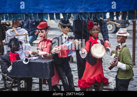 Vue sur le théâtre de spectacles de marionnettes de rue, avec le maître de marionnettes de marionnette tirant les ficelles sur différentes marionnettes Banque D'Images