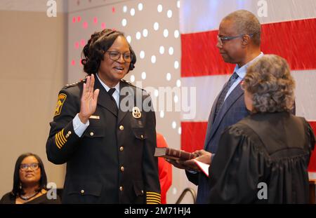 Milwaukee, Wisconsin, États-Unis. 6th janvier 2023. DR. DENITA R. BALL (à gauche) est assermentée par la juge en chef de la Cour du comté de Milwaukee MARY TRIGGIANO (à droite) au War Memorial Center en tant que shérif de 66th du comté de Milwaukee, et la première femme afro-américaine shérif pour le comté de Milwaukee. Tenir la bible est le mari du shérif, ODELL BALL. Vendredi, 6 janvier 2023.Pat A. Robinson photo © /ZUMA Wire Service. (Credit image: © Pat A. Robinson/ZUMA Press Wire) Credit: ZUMA Press, Inc./Alamy Live News Banque D'Images