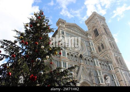 Noël à Florence. Arbre de Noël près de la cathédrale sur la Piazza Santa Maria Novella Banque D'Images