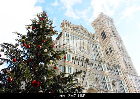 Datals de Noël à Florence. Arbre de Noël près de la cathédrale sur la Piazza Santa Maria Novella Banque D'Images