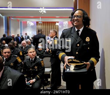 Milwaukee, Wisconsin, États-Unis. 6th janvier 2023. DR. DENITA R. BALL (à droite) entre dans le hall principal avant d'être assermenté au War Memorial Center comme shérif de 66th du comté de Milwaukee, et la première femme afro-américaine shérif pour le comté de Milwaukee. Vendredi, 6 janvier 2023.Pat A. Robinson photo © /ZUMA Wire Service. (Credit image: © Pat A. Robinson/ZUMA Press Wire) Credit: ZUMA Press, Inc./Alamy Live News Banque D'Images