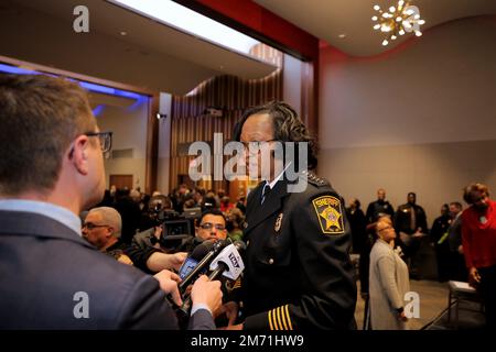 Milwaukee, Wisconsin, États-Unis. 6th janvier 2023. DR. DENITA R. BALL, après avoir prêté serment au War Memorial Center en tant que shérif de 66th du comté de Milwaukee, et la première femme américaine africaine shérif du comté de Milwaukee parle aux médias vendredi, 6 janvier 2023.Pat A. Robinson photo © /ZUMA Wire Service. (Credit image: © Pat A. Robinson/ZUMA Press Wire) Credit: ZUMA Press, Inc./Alamy Live News Banque D'Images