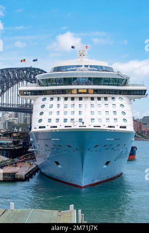 Sydney, Australie 04 janvier 2022 : le navire de croisière Royal Caribbean Ovation of the Seas au terminal passagers outre-mer de Circular Quay se prépare à la bunkering Banque D'Images