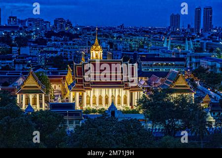 Bangkok, Thaïlande. 11th mai 2022. Vue sur le temple de Loha Prasat et vue sur la ville de Bangkok depuis la montagne d'or la nuit. Le temple du Mont d'or Wat Saket. Banque D'Images
