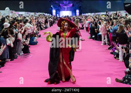 Londres, Royaume-Uni. 06th janvier 2023. LONDRES, ROYAUME-UNI - 06 JANVIER 2023: Drag queen Farida Kant assiste à la promenade de la reine lors de l'ouverture de la RuPaul's DragCon UK 2023, présenté par World of Wonder à Excel Londres du 6-8 janvier à Londres, Royaume-Uni sur 06 janvier 2023. (Photo de Wiktor Szymanowicz/NurPhoto) Credit: NurPhoto SRL/Alay Live News Banque D'Images