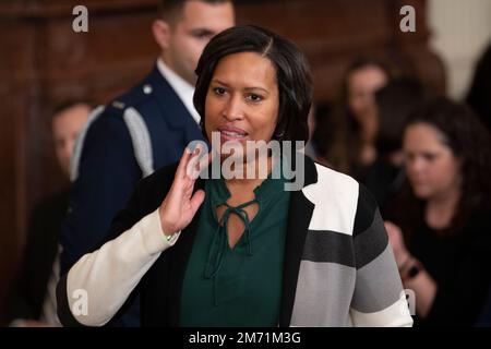 Le maire de Washington, DC, Muriel Bowser, assiste à une cérémonie marquant les deux ans de l'insurrection de 6 janvier à la Maison Blanche à Washington, DC, vendredi, 6 janvier 2023. Biden a remis la Médaille des citoyens du Capitole à l'officier de police du Capitole Eugene Goodman, l'ancien officier de police de Washington, Michael Fanone, l'officier de police du Capitole Caroline Edwards, l'officier de police du Capitole Brian Sicknick (à titre posthume), les travailleurs électoraux Shaye Moss et sa mère Ruby Freeman, la conférencière de l'Arizona House Rusty Bowers, Al Schmidt, Ancien commissaire républicain de Philadelphie, secrétaire d'État du Michigan Banque D'Images