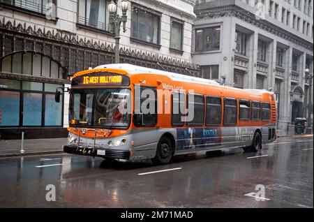 L.A. City bus dans le centre-ville de Los Angeles, CA Banque D'Images