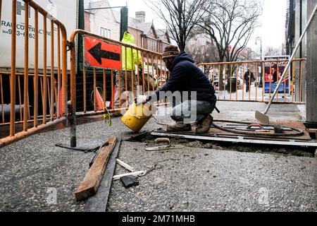 New York, États-Unis. 6th janvier 2023. Un ouvrier de la construction fixe le trottoir à New York, aux États-Unis, le 6 janvier 2023. Les entreprises américaines ont créé 223 000 000 emplois et leur taux de chômage a chuté à 3,5 % en décembre 2022, selon les données des États-Unis Département du travail publié vendredi. Crédit: Ziyu Julian Zhu/Xinhua/Alay Live News Banque D'Images