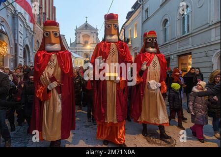 Vilnius, Lituanie. 06th janvier 2023. Des acteurs habillés comme les trois Rois marchent dans les rues de Vilnius pendant la procession annuelle consacrée aux célébrations de la Journée de l'Epiphanie. Dans l'Église catholique, la fête en l'honneur des trois sages qui ont apporté des dons au nouveau-né Christ est célébrée le jour de l'Epiphanie, 6 janvier. Crédit : SOPA Images Limited/Alamy Live News Banque D'Images