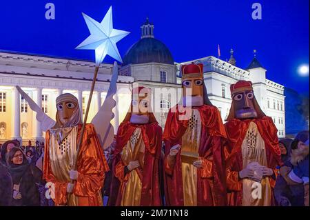 Vilnius, Lituanie. 06th janvier 2023. Les acteurs habillés comme les trois Rois et ange avec l'étoile de Bethléem marchent dans les rues de Vilnius pendant la procession annuelle consacrée aux célébrations du jour d'Epiphanie. Dans l'Église catholique, la fête en l'honneur des trois sages qui ont apporté des dons au nouveau-né Christ est célébrée le jour de l'Epiphanie, 6 janvier. Crédit : SOPA Images Limited/Alamy Live News Banque D'Images