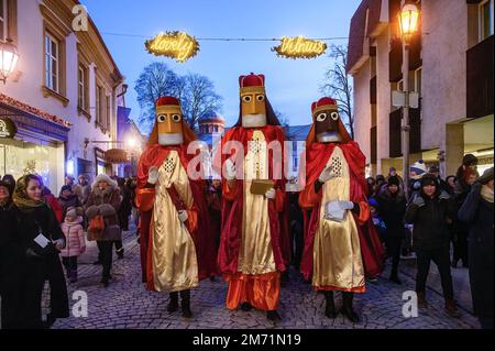 Vilnius, Lituanie. 06th janvier 2023. Des acteurs habillés comme les trois Rois marchent dans les rues de Vilnius pendant la procession annuelle consacrée aux célébrations de la Journée de l'Epiphanie. Dans l'Église catholique, la fête en l'honneur des trois sages qui ont apporté des dons au nouveau-né Christ est célébrée le jour de l'Epiphanie, 6 janvier. Crédit : SOPA Images Limited/Alamy Live News Banque D'Images