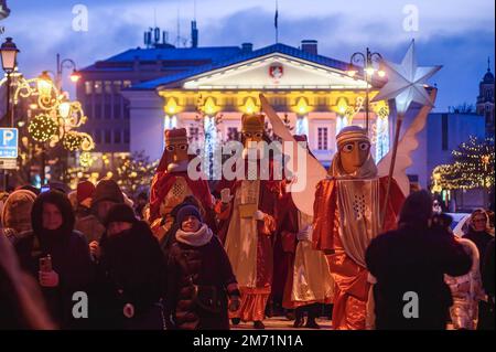 Vilnius, Lituanie. 06th janvier 2023. Les acteurs habillés comme les trois Rois et ange avec l'étoile de Bethléem marchent dans les rues de Vilnius pendant la procession annuelle consacrée aux célébrations du jour d'Epiphanie. Dans l'Église catholique, la fête en l'honneur des trois sages qui ont apporté des dons au nouveau-né Christ est célébrée le jour de l'Epiphanie, 6 janvier. Crédit : SOPA Images Limited/Alamy Live News Banque D'Images