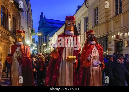 Vilnius, Lituanie. 06th janvier 2023. Des acteurs habillés comme les trois Rois marchent dans les rues de Vilnius pendant la procession annuelle consacrée aux célébrations de la Journée de l'Epiphanie. Dans l'Église catholique, la fête en l'honneur des trois sages qui ont apporté des dons au nouveau-né Christ est célébrée le jour de l'Epiphanie, 6 janvier. Crédit : SOPA Images Limited/Alamy Live News Banque D'Images