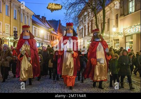 Vilnius, Lituanie. 06th janvier 2023. Des acteurs habillés comme les trois Rois marchent dans les rues de Vilnius pendant la procession annuelle consacrée aux célébrations de la Journée de l'Epiphanie. Dans l'Église catholique, la fête en l'honneur des trois sages qui ont apporté des dons au nouveau-né Christ est célébrée le jour de l'Epiphanie, 6 janvier. (Photo de Yauhen Yerchak/SOPA Images/Sipa USA) crédit: SIPA USA/Alay Live News Banque D'Images