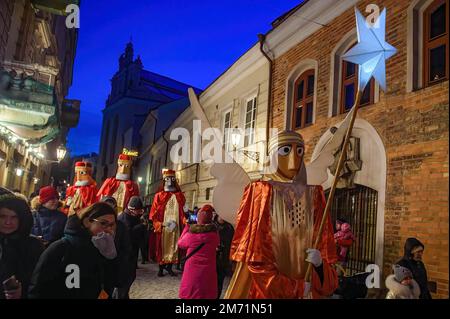 Vilnius, Lituanie. 06th janvier 2023. Les acteurs habillés comme les trois Rois et ange avec l'étoile de Bethléem marchent dans les rues de Vilnius pendant la procession annuelle consacrée aux célébrations du jour d'Epiphanie. Dans l'Église catholique, la fête en l'honneur des trois sages qui ont apporté des dons au nouveau-né Christ est célébrée le jour de l'Epiphanie, 6 janvier. (Photo de Yauhen Yerchak/SOPA Images/Sipa USA) crédit: SIPA USA/Alay Live News Banque D'Images