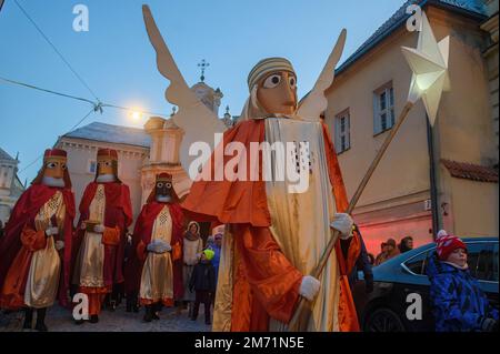 Vilnius, Lituanie. 06th janvier 2023. Les acteurs habillés comme les trois Rois et ange avec l'étoile de Bethléem marchent dans les rues de Vilnius pendant la procession annuelle consacrée aux célébrations du jour d'Epiphanie. Dans l'Église catholique, la fête en l'honneur des trois sages qui ont apporté des dons au nouveau-né Christ est célébrée le jour de l'Epiphanie, 6 janvier. (Photo de Yauhen Yerchak/SOPA Images/Sipa USA) crédit: SIPA USA/Alay Live News Banque D'Images