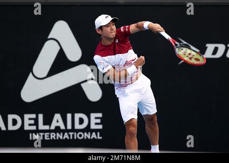 Adélaïde, Australie, 6 janvier 2023. Yoshihito Nishioka du Japon sert le ballon lors du match international de tennis d'Adélaïde entre Yoshihito Nishioka du Japon et Alexei Popyrin d'Australie à Memorial Drive sur 06 janvier 2023 à Adélaïde, en Australie. Crédit : Peter Mundy/Speed Media/Alay Live News Banque D'Images