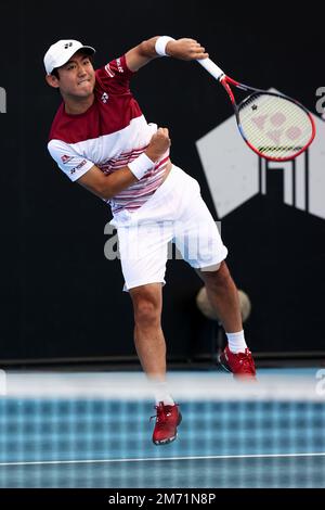 Adélaïde, Australie, 6 janvier 2023. Yoshihito Nishioka du Japon sert le ballon lors du match international de tennis d'Adélaïde entre Yoshihito Nishioka du Japon et Alexei Popyrin d'Australie à Memorial Drive sur 06 janvier 2023 à Adélaïde, en Australie. Crédit : Peter Mundy/Speed Media/Alay Live News Banque D'Images