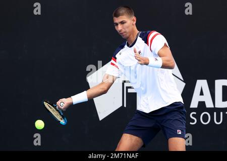 Adélaïde, Australie, 6 janvier 2023. Alexei Popyrin d'Australie joue un rôle de premier plan lors du match international de tennis d'Adélaïde entre Yoshihito Nishioka du Japon et Alexei Popyrin d'Australie à Memorial Drive sur 06 janvier 2023 à Adélaïde, en Australie. Crédit : Peter Mundy/Speed Media/Alay Live News Banque D'Images