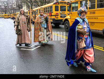 New York, États-Unis. 6th janvier 2023. Les participants vêtus des 3 sages arrivent à East Harlem lors de la parade annuelle de la journée des trois Rois organisée par El Museo del Barrio en 46th. La célébration traditionnelle espagnole a eu lieu en personne pour la première fois depuis le début de la pandémie du coronavirus (COVID-19). Le thème de cette année était : « entre Familia: Santé mentale et bien-être de nos communautés », axé sur l'importance de la santé mentale et du bien-être. Credit: Enrique Shore/Alay Live News Banque D'Images