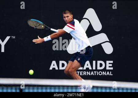 Adélaïde, Australie, 6 janvier 2023. Alexei Popyrin d'Australie joue un rôle de premier plan lors du match international de tennis d'Adélaïde entre Yoshihito Nishioka du Japon et Alexei Popyrin d'Australie à Memorial Drive sur 06 janvier 2023 à Adélaïde, en Australie. Crédit : Peter Mundy/Speed Media/Alay Live News Banque D'Images