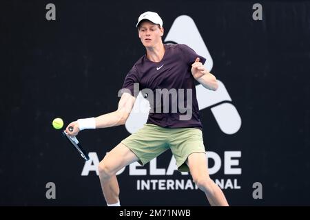 Adélaïde, Australie, 6 janvier 2023. Jannik sinner, d'Italie, joue un rôle de premier plan lors du match international de tennis d'Adélaïde entre Jannik sinner, d'Italie, et Sebastian Korda, des États-Unis, à Memorial Drive sur 06 janvier 2023, à Adélaïde, en Australie. Crédit : Peter Mundy/Speed Media/Alay Live News Banque D'Images