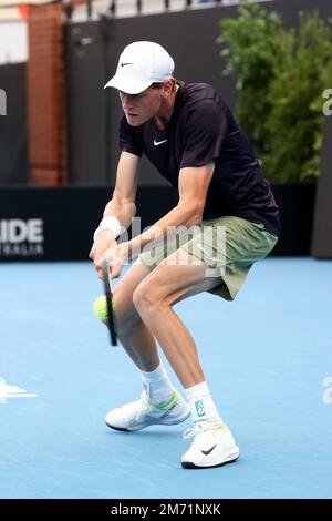 Adélaïde, Australie, 6 janvier 2023. Jannik sinner, d'Italie, est à l'arrière-plan lors du match de tennis international d'Adélaïde entre Jannik sinner, d'Italie, et Sebastian Korda, des États-Unis, à Memorial Drive sur 06 janvier 2023, à Adélaïde, en Australie. Crédit : Peter Mundy/Speed Media/Alay Live News Banque D'Images