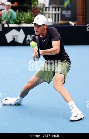 Adélaïde, Australie, 6 janvier 2023. Jannik sinner, d'Italie, est à l'arrière-plan lors du match de tennis international d'Adélaïde entre Jannik sinner, d'Italie, et Sebastian Korda, des États-Unis, à Memorial Drive sur 06 janvier 2023, à Adélaïde, en Australie. Crédit : Peter Mundy/Speed Media/Alay Live News Banque D'Images