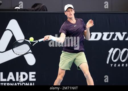 Adélaïde, Australie, 6 janvier 2023. Jannik sinner, d'Italie, joue un rôle de premier plan lors du match international de tennis d'Adélaïde entre Jannik sinner, d'Italie, et Sebastian Korda, des États-Unis, à Memorial Drive sur 06 janvier 2023, à Adélaïde, en Australie. Crédit : Peter Mundy/Speed Media/Alay Live News Banque D'Images