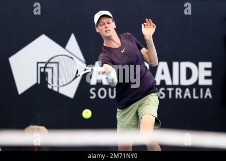 Adélaïde, Australie, 6 janvier 2023. Jannik sinner, d'Italie, joue un rôle de premier plan lors du match international de tennis d'Adélaïde entre Jannik sinner, d'Italie, et Sebastian Korda, des États-Unis, à Memorial Drive sur 06 janvier 2023, à Adélaïde, en Australie. Crédit : Peter Mundy/Speed Media/Alay Live News Banque D'Images