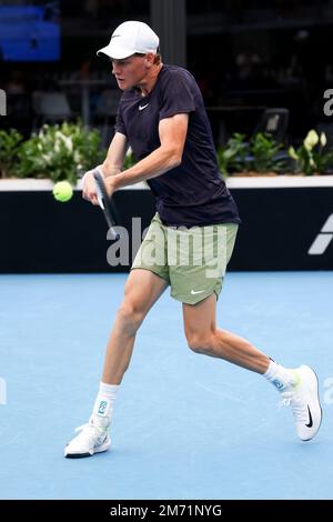 Adélaïde, Australie, 6 janvier 2023. Jannik sinner, d'Italie, est à l'arrière-plan lors du match de tennis international d'Adélaïde entre Jannik sinner, d'Italie, et Sebastian Korda, des États-Unis, à Memorial Drive sur 06 janvier 2023, à Adélaïde, en Australie. Crédit : Peter Mundy/Speed Media/Alay Live News Banque D'Images