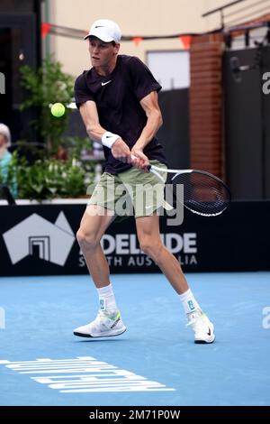 Adélaïde, Australie, 6 janvier 2023. Jannik sinner, d'Italie, est à l'arrière-plan lors du match de tennis international d'Adélaïde entre Jannik sinner, d'Italie, et Sebastian Korda, des États-Unis, à Memorial Drive sur 06 janvier 2023, à Adélaïde, en Australie. Crédit : Peter Mundy/Speed Media/Alay Live News Banque D'Images